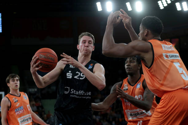 一个由文班 一个由文班